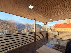 een grote kamer met uitzicht op de bergen bij Apartment Once in Kazbegi in Kazbegi