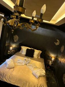 een slaapkamer met een bed met handdoeken erop bij Jacuzzy Rooms Andjela in Subotica