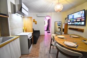 Kuchyň nebo kuchyňský kout v ubytování Le Sanctuaire Hirson, Spa Privatif, Sauna