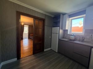 een lege keuken met een deur en een raam bij Apartment Once in Kazbegi in Kazbegi