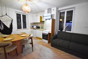 Kuchyň nebo kuchyňský kout v ubytování Le Sanctuaire Hirson, Spa Privatif, Sauna + 14 fotografií