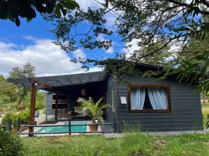 Zahrada ubytování Casa con 2 Piscinas y Cama elástica