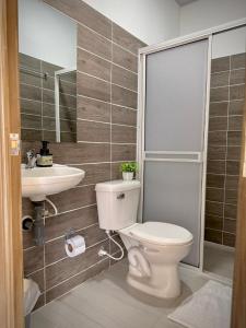 un bagno con un water e un lavandino di Tu hogar en Tauramena a Tauramena