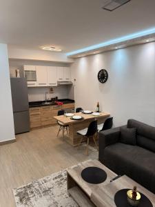 ein Wohnzimmer mit Sofa und Tisch in der Unterkunft Hil Obrenovac in Obrenovac