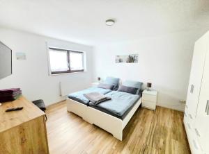 Giường trong phòng chung tại Gästehaus Kinzigtal Monteur- und Ferienwohnung