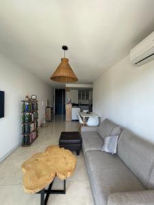 a living room with a couch and a table at Hermoso apartamento en Buceo! in Montevideo