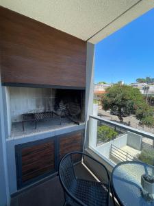 a balcony with a stove and a table and a window at Hermoso apartamento en Buceo! in Montevideo