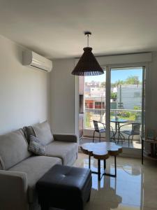 a living room with a couch and a table at Hermoso apartamento en Buceo! in Montevideo