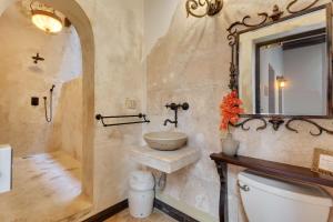 une salle de bains avec lavabo, toilettes et miroir dans l'établissement Casa Lucienne, à San Juan