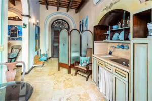 une cuisine avec un évier et un comptoir dans l'établissement Casa Lucienne, à San Juan