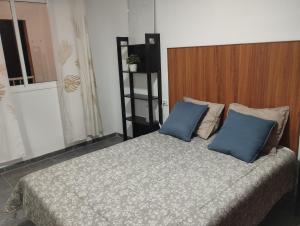 une chambre avec un lit avec deux oreillers bleus dans l'établissement Mar y Sol I Candelaria, à Punta Larga 22 autres photos