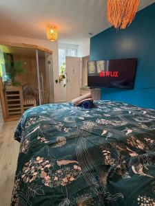 een slaapkamer met een bed met een zeemeermindeken bij Sauna en bord de rivière in Morez