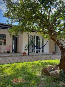 una casa con una corda blu attorno a un albero di Tu hogar en Tauramena a Tauramena