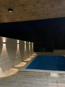 una piscina in un edificio con soffitto di Kenac Lerner Dilijan a Dilijan