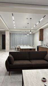 ein Wohnzimmer mit Sofa und Tisch in der Unterkunft Kenac Lerner Dilijan in Dilidschan