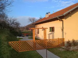een houten poort voor een huis bij Riverside in Valjevo