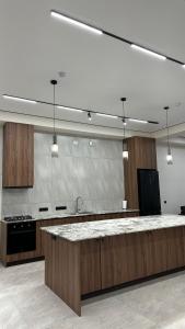 una grande cucina con un grande piano in marmo di Kenac Lerner Dilijan a Dilijan