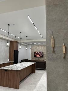 eine Lobby mit Rezeption und Couch in der Unterkunft Kenac Lerner Dilijan in Dilidschan + 15 Fotos