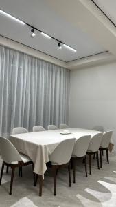 una sala conferenze con tavolo e sedie bianchi di Kenac Lerner Dilijan a Dilijan Altre 19 foto