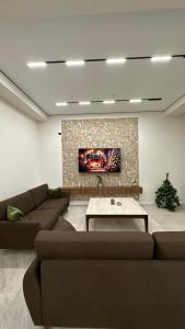 ein Wohnzimmer mit zwei Sofas und einem Tisch in der Unterkunft Kenac Lerner Dilijan in Dilidschan