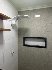 圣塔伦Pousada Lehmen的墙上设有灯光淋浴的浴室