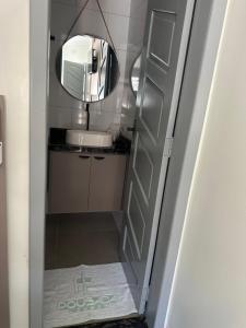 圣塔伦Pousada Lehmen的带水槽和镜子的小浴室 更多9张照片