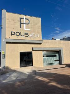 圣塔伦Pousada Lehmen的一栋楼，上面有 Puss Adavis 的标志