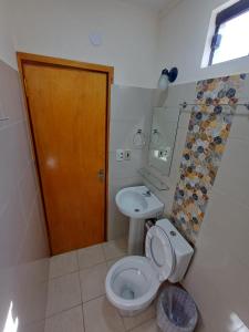 een badkamer met toilet en wastafel bij Vivíana Hause Hospedaje in Cambyretá