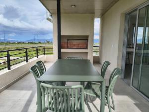 ein Tisch und Stühle auf dem Balkon eines Hauses in der Unterkunft LS Apart Hotel in Martin Miguel de Güemes International Airport