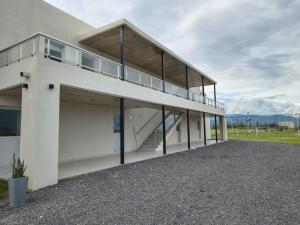 een groot wit gebouw met een balkon bij LS Apart Hotel in Martin Miguel de Güemes International Airport +16 foto's