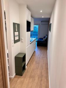 een hal met een keuken en een woonkamer bij Ocean et Golf in Anglet +29 foto's