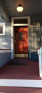 een voordeur van een huis met een rode deur bij Historic Reno Home in Reno +10 foto's
