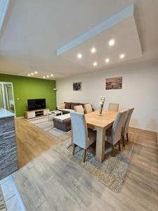 ein Esszimmer mit Tisch und Couch in der Unterkunft Casa bianca Pale in Pale