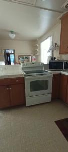 een keuken met een witte kookplaat bij Historic Reno Home in Reno