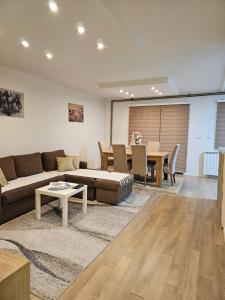 ein Wohnzimmer mit Sofa und Tisch in der Unterkunft Casa bianca Pale in Pale + 1 Foto