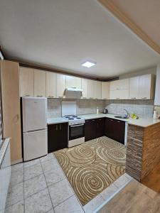 eine Küche mit einem wirbelförmigen Bodenmuster in der Unterkunft Casa bianca Pale in Pale