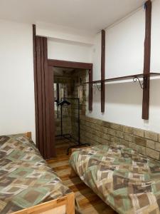 una camera da letto con un letto e un muro di mattoni di Apartman Fantazija a Vrbas