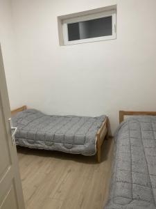 una camera da letto con due letti e una finestra di Apartman Fantazija a Vrbas Altre 2 foto