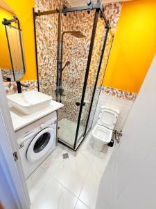 a bathroom with a shower and a toilet and a sink at Cosy City-View Flat in Mtatsminda, flat 6 in Itʼkhvisi
