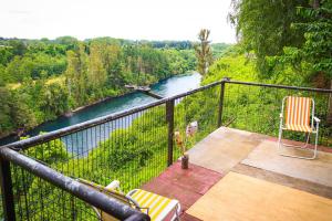balcone con sedie e vista sul fiume di Cabañas del Río Bueno a Río Bueno