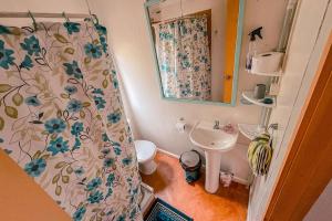 un bagno con tenda da doccia e lavandino di Cabañas del Río Bueno a Río Bueno Altre 110 foto