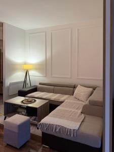 een woonkamer met een bank en een tafel bij Nirvana Lux Apartman Zlatar in Brdo
