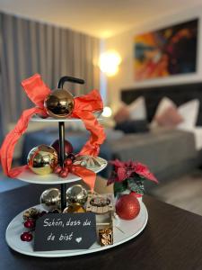 een vertoning van kerstversieringen op een tafel bij Premium Apartment Wohlfühl-Oase mit Pool und Sauna in Sankt Englmar