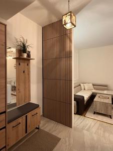 een woonkamer met een bank en een tafel bij Nirvana Lux Apartman Zlatar in Brdo