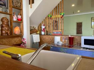 eine Küche mit Spüle und Theke in der Unterkunft Tahiti Pacific Lodge Punaauia in Punaauia