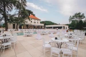 En restaurant eller et andet spisested på Hôtel Séquoias