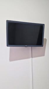 a flat screen tv hanging on a wall at Hotel Triangulo Itai in Itaí