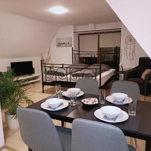 een eettafel en stoelen in de woonkamer bij Urban Apple in Bad Mergentheim