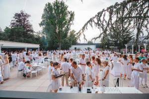 Gæster der bor på Hôtel Séquoias + 42 billeder