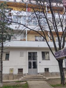 een wit gebouw met een deur ervoor bij Signorina in Sajmište